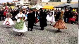 Jarní slavnost u kamenného mostu